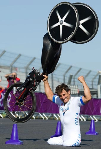 Comemorando uma de suas tr&ecirc;s medalhas (duas de ouro e uma de prata) nos Jogos Paraol&iacute;mpicos de Londres, em 2012. Foto: UOL