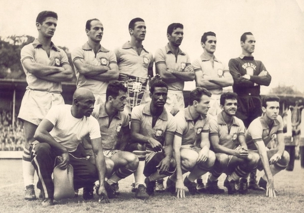 Brasil 3 x 0 Áustria, primeiro jogo da Copa do Mundo de 1958. Da esquerda para a direita, em pé: De Sordi, Dino Sani, Bellini, Nilton Santos, Orlando Peçanha e Gylmar dos Santos Neves. Agachados: Mário Américo, Joel Martins, Didi, Mazzola, Dida e Zagallo. Foto enviada por José Eustáquio