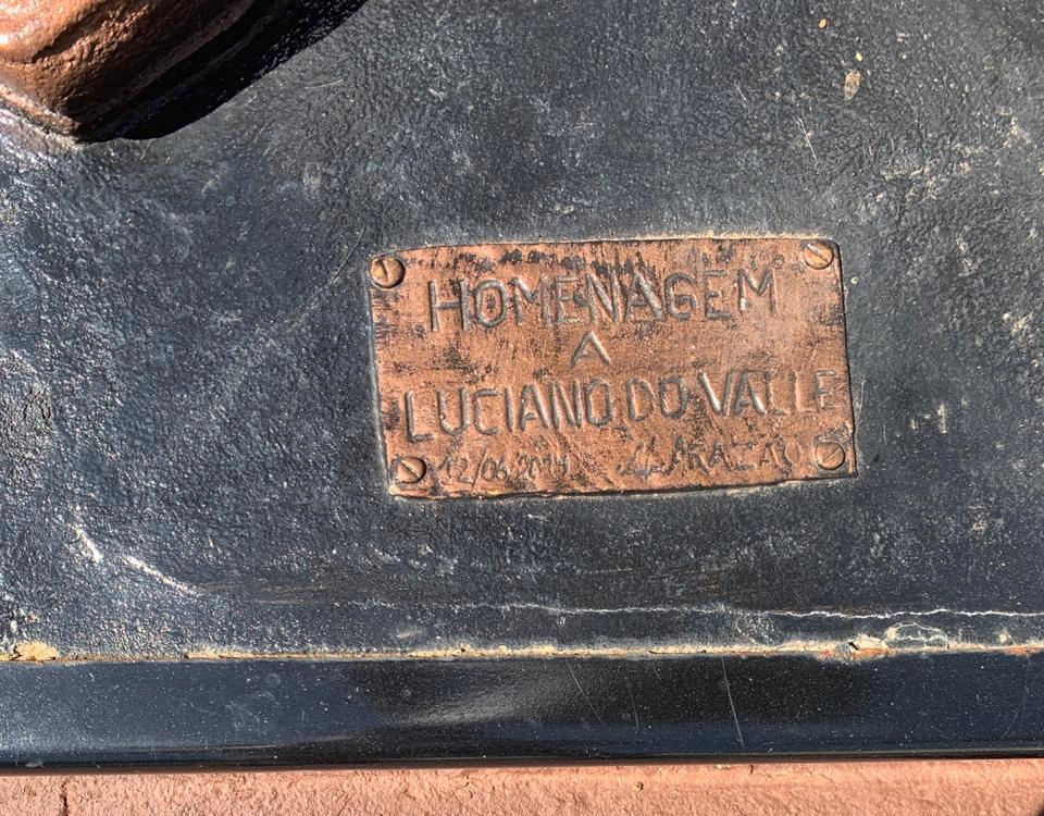 Placa da est&aacute;tua de Luciano do Valle, no Mavsa Resort, em Ces&aacute;rio Lange, interior de S&atilde;o Paulo. Foto: arquivo pessoal de Marco Aur&eacute;lio Cunha