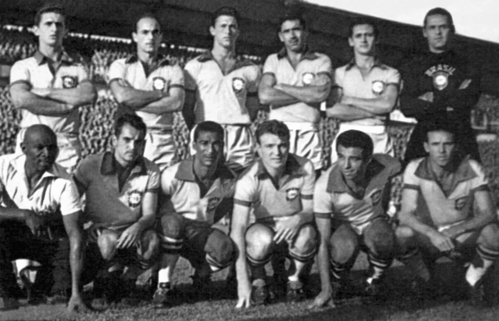 Brasil 0 x 0 Inglaterra, segundo jogo da Copa do Mundo de 1958. Da esquerda para a direita, em pé: De Sordi, Dino Sani, Bellini, Nilton Santos, Orlando Peçanha e Gylmar dos Santos Neves. Agachados: Mário Américo, Joel Martins, Didi, Mazzola, Vavá e Zagallo. Foto enviada por José Eustáquio