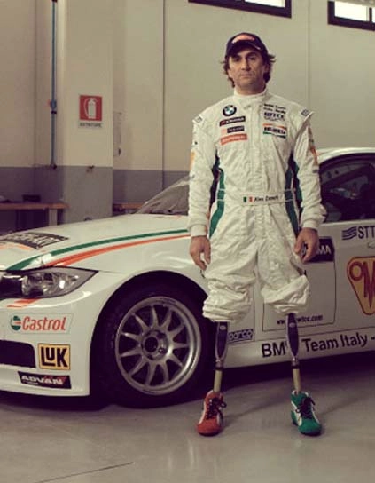 Utilizando duas pr&oacute;teses, ao lado da BMW 320 do WTCC (World Touring Car Championship), categoria pela qual competiu entre 2005 e 2009 e obteve tr&ecirc;s vit&oacute;rias. Foto: Divulga&ccedil;&atilde;o