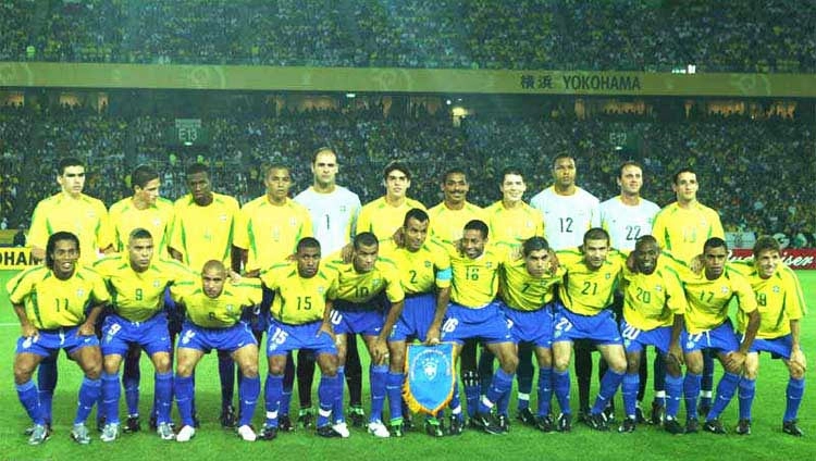 O elenco pentacampeão do mundo. Em pé, da esquerda para à direita: Lúcio, Edmílson, Roque Júnior, Gilberto Silva, Marcos, Kaká, Vampeta, Anderson Polga, Dida, Rogério Ceni e Belleti. Agachados, da esquerda para à direita: Ronaldinho Gaúcho, Ronaldo, Roberto Carlos, Kleberson, Rivaldo, Cafu, Ricardinho, Luisão, Edílson, Denílson e Juninho Paulista. Foto: CBF