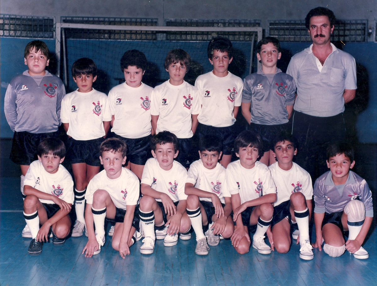 Relíquia! Veja Zé Elias no time de futebol de salão do Corinthians nos anos 80. Ele é o quinto agachado, da esquerda para a direita. Foto: Sarkis