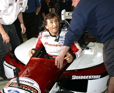 Em 2003, de volta a um carro da CART, modelo adaptado, no mesmo circuito alem&atilde;o de Lausitz, para dar 13 voltas, as que restaram na corrida em que ele se acidentou, dois anos antes. Foto: Divulga&ccedil;&atilde;o
