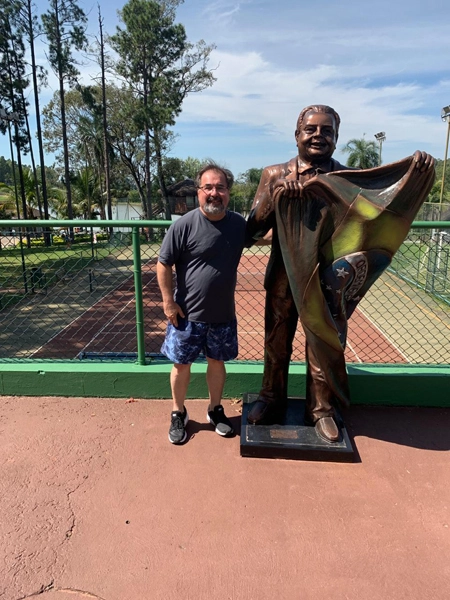 Marco Aur&eacute;lio Cunha junto &agrave; est&aacute;tua de Luciano do Valle em maio de 2019, no Mavsa Resort, em Ces&aacute;rio Lange, interior de S&atilde;o Paulo. Foto: arquivo pessoal de Marco Aur&eacute;lio Cunha
