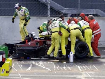 Param&eacute;dicos resgatam Zanardi do que restou de seu carro, ap&oacute;s o grave acidente pela CART em 2001, em Lausitz, na Alemanha. Foto: Divulga&ccedil;&atilde;o