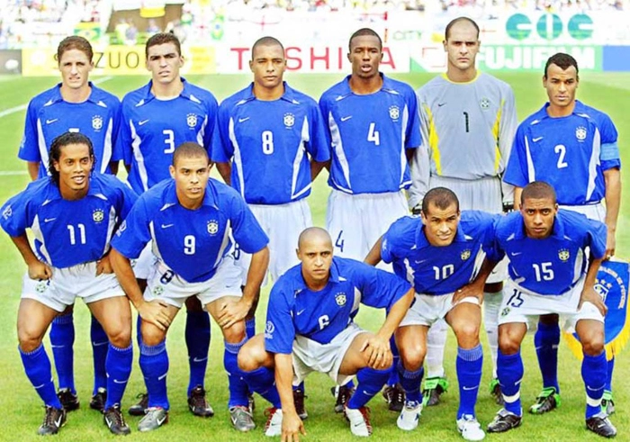 Antes da partida contra a Inglaterra, na Copa do Mundo de 2002, em pé, da esquerda para à direita: Edmílson, Lúcio, Gilberto Silva, Roque Júnior, Marcos e Cafu. Agachados, da esquerda para à direita: Ronaldinho Gaúcho, Ronaldo, Roberto Carlos, Rivaldo e Kleberson. Foto: CBF