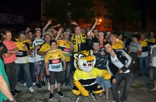 O jornalista com torcedores do time catarinense