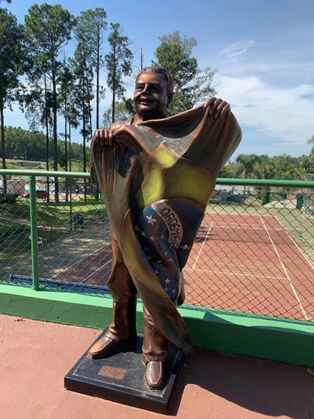 Est&aacute;tua de Luciano do Valle no Mavsa Resort, em Ces&aacute;rio Lange, interior de S&atilde;o Paulo. Foto: arquivo pessoal de Marco Aur&eacute;lio Cunha