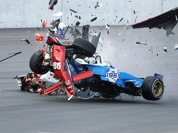 Em 15 de setembro de 2001 o carro 66 de Zanardi &eacute; dividido ao meio ap&oacute;s ser atingido pelo canadense Alex Tagliani, a cerca de 300 quil&ocirc;metros por hora, no circuito alem&atilde;o de Lusitz, competindo pela CART. Foto: Divulga&ccedil;&atilde;o