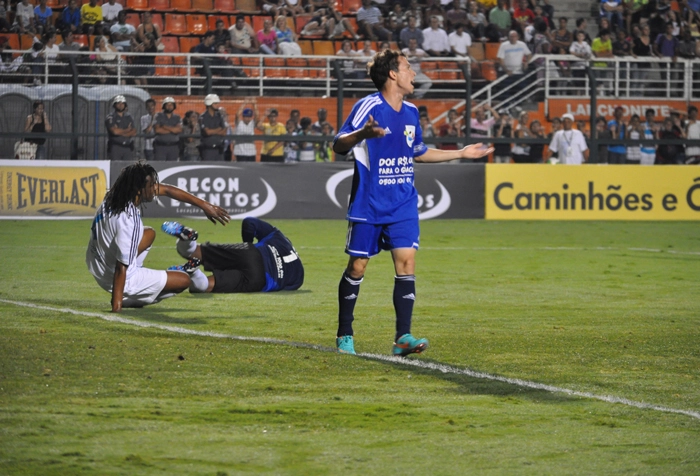 Roque Júnior se choca com o goleiro Aranha durante jogo realizado pelo GRAACC no Pacaembu, dia 6 de dezembro de 2012. Bernard, do Galo, reclama de falta. Foto: Danielle Nhoque