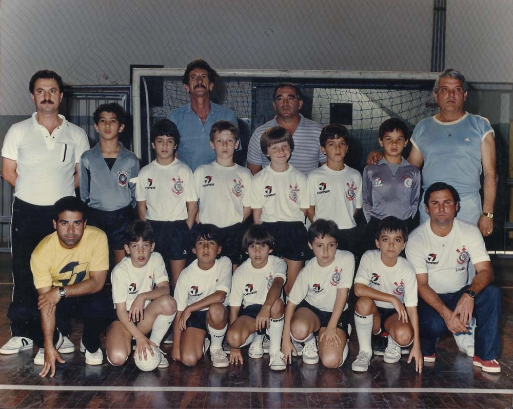 Equipe Pré-Mirim de futebol de salão do Corinthians em 1986. Em pé, da esquerda para a direita, o quarto garoto é o jornalista Vitor Guedes, seguido por Zé Elias. Foto: Sarkis