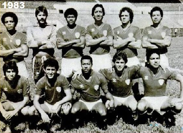 Equipe titular da Portuguesa posando para foto em 1983. Em pé, da esquerda para a direita: Mauro Cabeção, Ewerton, Zequinha, Almir, Claudio e Odirlei. Agachados: Toquinho, Mendonça, César, Silvinho e Roberto César. Foto: arquivo pessoal de Ewerton