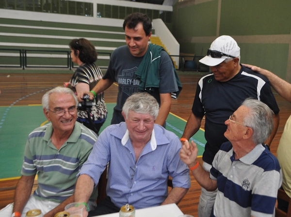 Sentados: Pio, Fogueira e Dudu. Em pé, à direita, de boné, Bececê. Foto: Marcos Júnior/Portal TT
