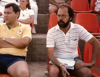 À direita, ao lado de Milton Neves, nas Macabíadas de 1985, em Israel. Foto: Portal Terceiro Tempo