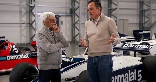 O histórico dirigente da F1 ao lado de Tom Hartley. Foto: Reprodução/YouTube