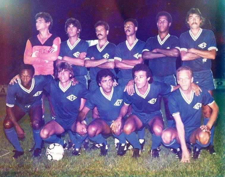 Garça, em 1984. Da esquerda para direita, em pé: Mamela, Dinho Parreira, Alfredinho, Botinha, Osmar Tanajura e Arenghi. Agachados: Ivair, João Luiz, César Maluco, Araújo e Ademir da Guia. Foto enviada por Tico Cassola