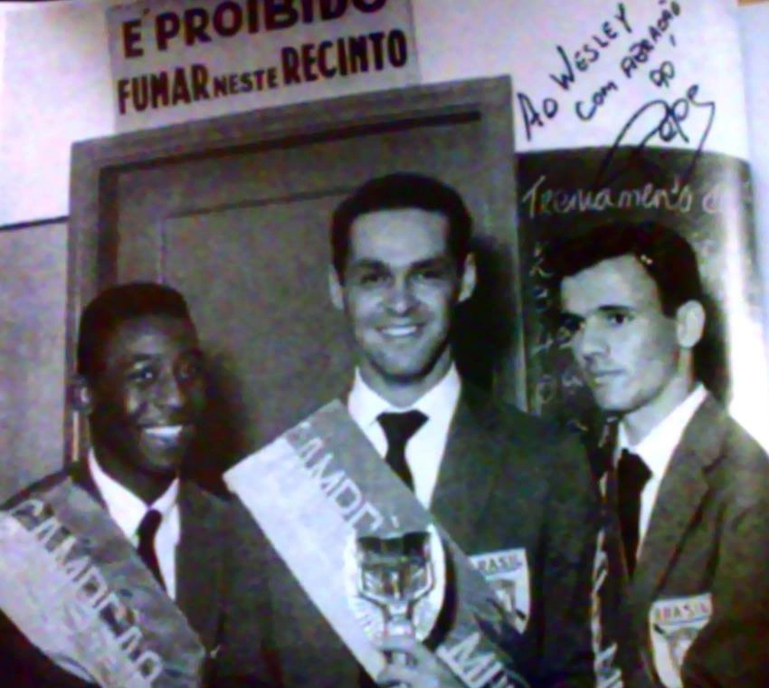 Pelé, Gylmar e Pepe com uma faixa de campeão do mundo