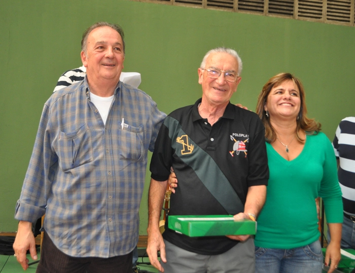 Dudu, entre Roberto Frizzo e Sylvia Boggian, diretora social do Palmeiras, recebendo presente da diretoria palmeirense em 29 de setembro de 2012. Foto: Marcos Júnior/Portal TT