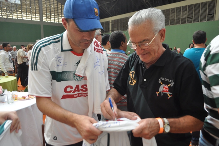 Sempre chamado para assinar a camisa dos torcedores palmeirenses. Na foto, em 29 de setembro de 2012. Foto: Marcos Júnior/Portal TT