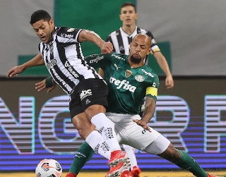 Hulk e Felipe Melo disputam a bola no Allianz Parque. Foto: Cesar Creco/Ag. Palmeiras
