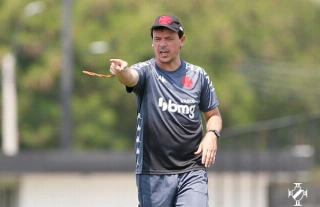 Fernando Diniz comanda treino cruzmaltino no CT Moacyr Barbosa. Foto: Divulgação/Vasco