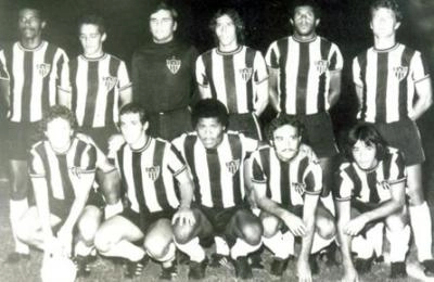 BIBI, VANDERLEI PAIVA, MAZURKIEWICZ, GRAPETE, VANTUIR e OLDAIR. Agachados: GUARÁ, HUMBERTO RAMOS, DARIO, HAMILTON MELO e SERGINHO