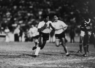 Ent&atilde;o aos 19 anos, o atacante vibra ao lado do ponta-esquerda Jo&atilde;o Paulo. Foto: Reprodu&ccedil;&atilde;o