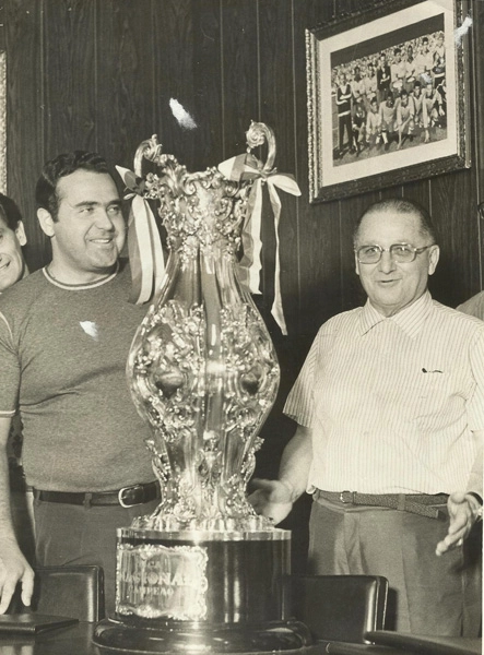 O então prefeito Miguel Colassuono e Jordão Bruno Saccomani, em 1974. Atrás de Colassuono, o ex-volante Dudu. Foto: arquivo pessoal de Gustavo Saccomani