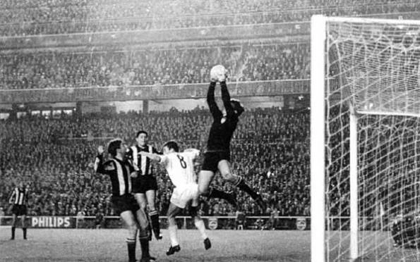 Em 1966, Mazurkiewicz disputou a final da Libertadores da América de 1966, pelo Penãrol, diante do River Plate. 