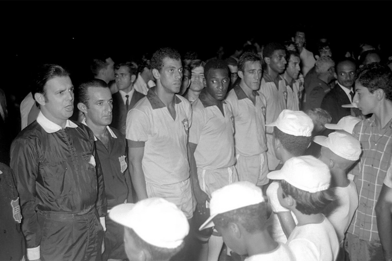 Execução do hino nacional antes da partida entre Brasil e seleção sergipana, em 9 de julho de 1969, dia da inauguração do Estádio Estadual Lourival Baptista, em Aracaju-SE. Da esquerda para a direita, o primeiro é o árbitro Armando Marques, Carlos Alberto Torres é o terceiro, Pelé é o quarto, Toninho Guerreiro aparece em quinto, o sexto é Djalma Dias e Gérson é o sétimo. Foto enviada pelo internauta Amós Silva Menezes