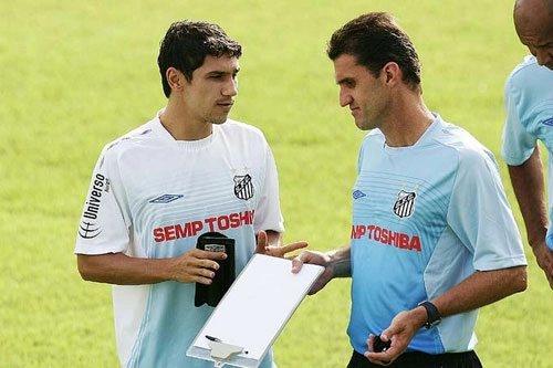 Vagner Mancini aceitou o convite do Santos para ser o técnico na temporada de 2009. Na foto, Mancini e o jogador Lúcio Flávio. Crédito foto redação de esportes do iG
