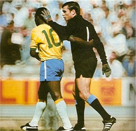 Mazurkiewicz consola o rei na semifinal da Copa entre Uruguai e Brasil, em 17 de junho de 1970. 