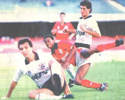 Dener, em 1993, cercado pelos corintianos Marcelo (à frente) e Márcio. Ao fundo, o meia Vagner Mancini
