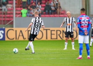 Atlético-MG abre dois, mas cede empate ao Fortaleza em jogo com VAR confuso
