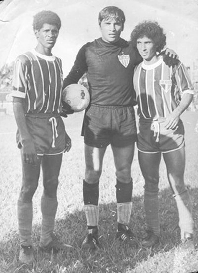 Partida disputada entre Atlético-MG x Operário FC na década de 70. Da esquerda para a direita estão Odenil, o goleiro uruguaio Mazurckiewisc e Zé Pulula. A foto foi enviada no dia 03 de janeiro de 2013 por Igor Gabriel Marques Silva.