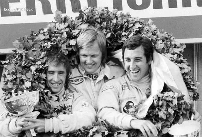 José Carlos Pace, à direita, parece ser o mais feliz dos três, afinal era seu primeiro pódio na F1, em terceiro lugar, com Surtees-Ford no GP da Áustria de 1973, em Osterreichring .No centro, o vencedor, o sueco Ronnie Peterson (Lotus-Ford) e o escocês Jackie Stewart, à esquerda (Tyrrell-Ford, que terminou em segundo lugar. Foto: Divulgação.  