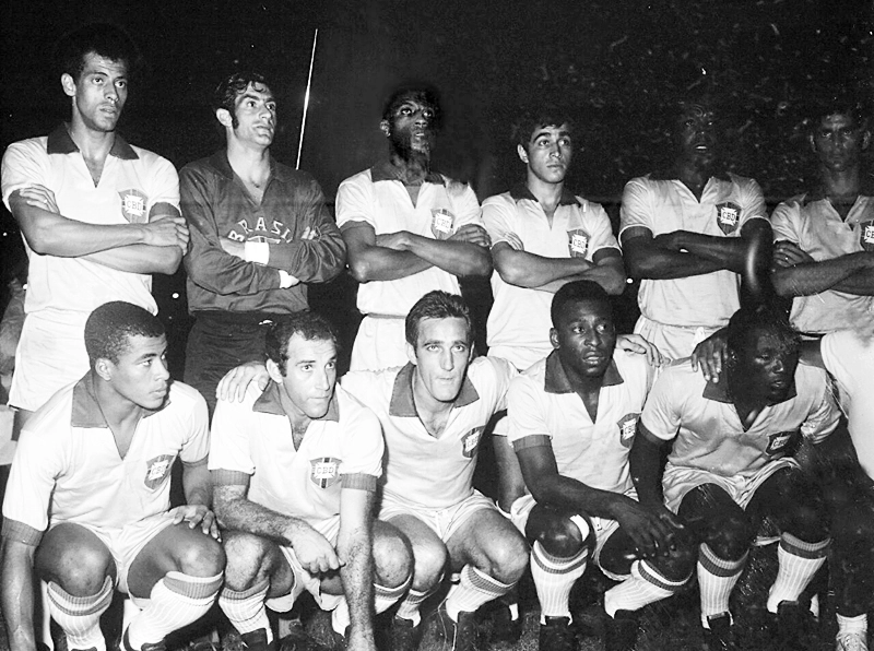 Antes da partida entre o Brasil e a seleção sergipana, em 9 de julho de 1969, dia da inauguração do Estádio Estadual Lourival Baptista, em Aracaju-SE. Em pé, da esquerda para a direita: Carlos Alberto Torres, Félix, Djalma Dias, Clodoaldo, Joel e Rildo. Agachados: Jairzinho, Gérson, Toninho Guerreiro, Pelé e Edu. Foto enviada pelo internauta Amós Silva Menezes