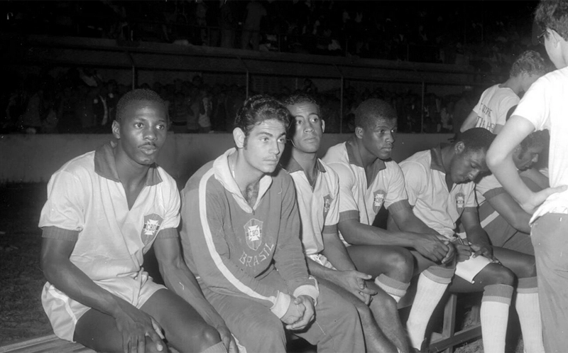 O banco de reservas do Brasil no duelo diante da seleção sergipana, realizado em 9 de julho de 1969, dia da inauguração do Estádio Estadual Lourival Baptista, em Aracaju-SE. Da esquerda para a direita, veja Everaldo, Rivellino, Dirceu Lopes, Zé Maria, Paulo Cézar Caju e Brito. Foto enviada pelo internauta Amós Silva Menezes