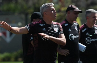 Hernán Crespo comandando trabalho no CT da Barra Funda. Foto: Rubens Chiri / saopaulofc.net
