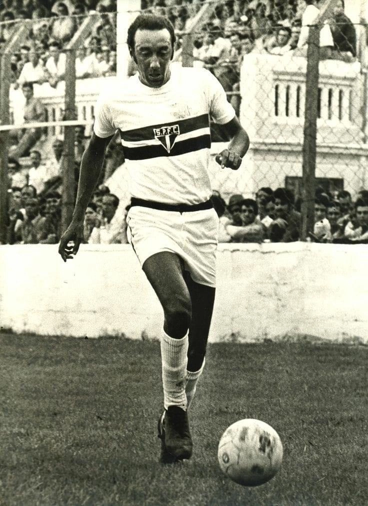 Pelo São Paulo, na década de 1970, de olho na bola 