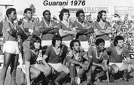 O Bugre em 1976, dois anos antes do título brasileiro. Em pé: Miranda, Neneca, Amaral, Nélson, Deodoro e Flamarion. Agachados: Renato, Zenon, André Catimba, Davi e Ziza