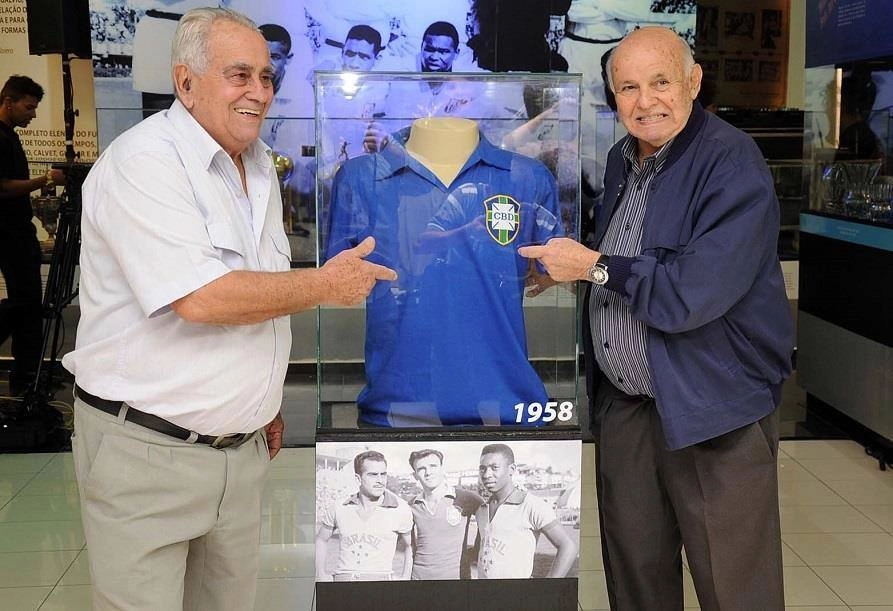 Zito e Pepe em 2015. A dupla do Santos e Seleção posa com camisa da Copa de 58. Foto: Ivan Storti/Divulgação Santos F.C, imagem publicada no Facebook da ASSOPHIS