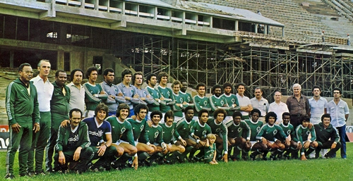 A lembrança do título brasileiro de 1978 jamais sairá da memória do torcedor bugrino. Aqui, já em 1979, integrantes do grupo que deram a um clube do interior o primeiro título nacional posam juntos. Em pé, da esquerda para a direita, vemos Dito Bráz, Hélio Maffia, José Carlos Ferreira (roupeiro), Joca (administrador), Edson, Neneca, Birigui, João Roberto, Gomes, João Carlos, Flávio, Odair, Caíca, José Carlos, Góes, Carlos Alberto Silva, presidente Ricardo Chuffi, diretor Anselmo Zini, vice-presidente Michel Abib, fisioterapeuta Gilberto da Silva Machado e enfermeiro Samuel Ferreira; agachados vemos Erzio Damico (roupeiro), o treinador de goleiros Sidnei Polli, Renato, Capitão, Bozó, Zenon, Miranda, Mauro, Careca, Miltão, Vicente, Marinho, Paulo Borges, Gersinho e Carioca, preparador físico. 