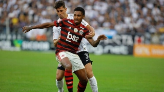 Vitinho se machucou durante a partida contra o Corinthians. Foto: Daniel Vorley/AGIF/Via UOL