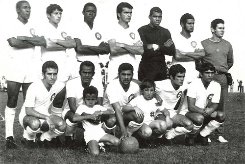 Formação do Londrina em 1969. Na primeira fila, Ze Rubens é o primeiro e o goleiro é Neneca. Agachados estão Valdir, Bá, Agnaldo, Serginho e Mazinho