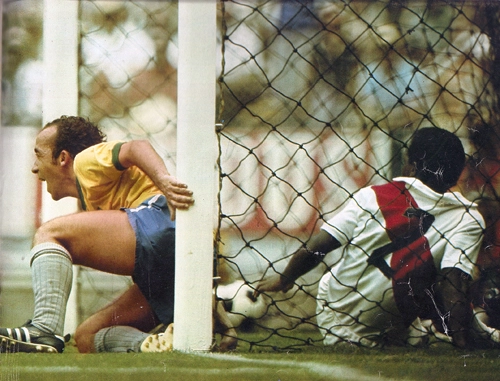 Tem bola no barbante peruano. E Tostão, nosso grande atacante, comemora mais um gol do Brasil na Copa do Mundo de 1970

