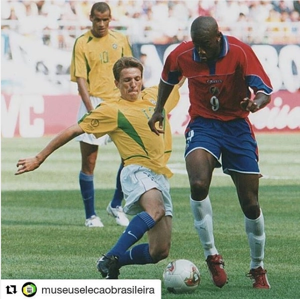 Rivaldo observa Juninho Paulista marcar o costarriquenho Paulo Wanchope, no 3º jogo da seleção na Copa do Mundo de 2002. (Foto: Reprodução - Instagram da CBF)