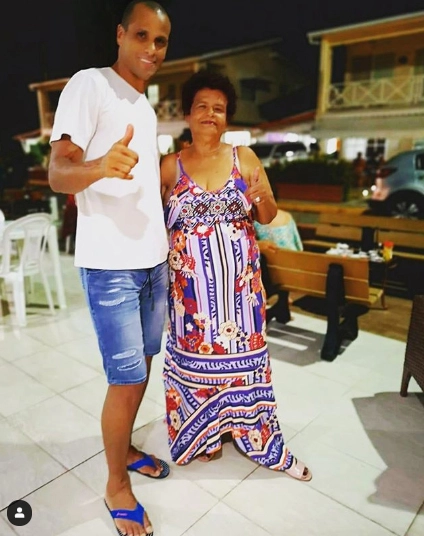 Rivaldo e sua mãe Marlucia Borba. Foto: arquivo pessoal de Rivaldo