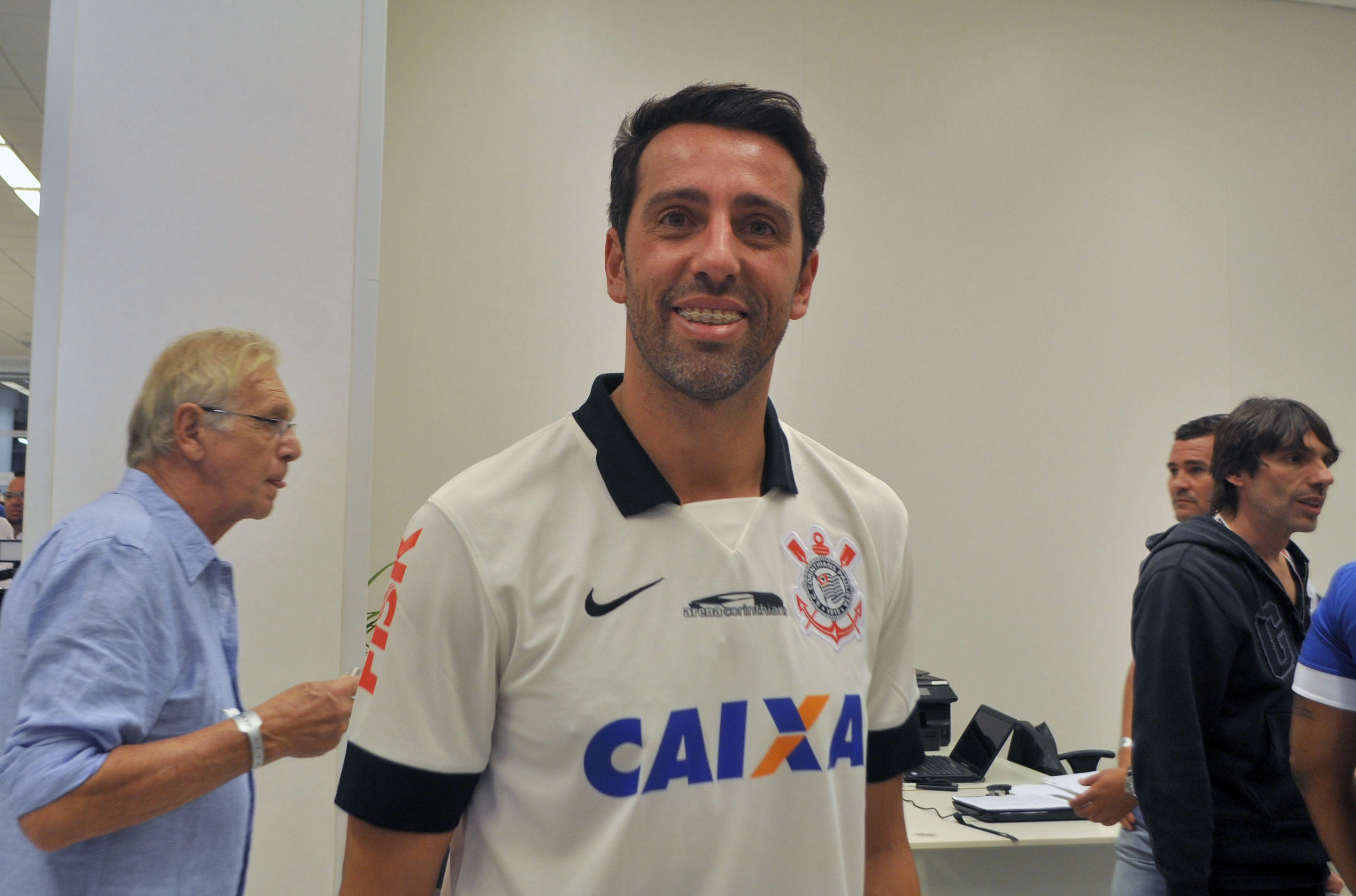 Edu Gaspar, em 10 de maio de 2014 na Arena Corinthians. À esquerda, o ex-goleiro Ado. Foto: Marcos Júnior/Portal TT